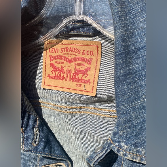 Levi’s Women’s Denim Trucker Jacket | Classic Blue Jean Jacket | Size L - Picture 3 of 12